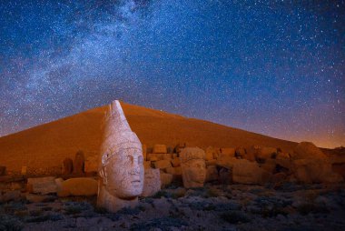 Nemrut Mount, Türkiye - Kommagene krallığının tanrılarını temsil eden antik taş kafalar