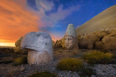 Nemrut Mount, Türkiye - Kommagene krallığının tanrılarını temsil eden antik taş kafalar