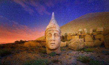 Nemrut Mount, Türkiye - Kommagene krallığının tanrılarını temsil eden antik taş kafalar