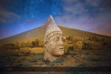 Nemrut Mount, Türkiye - Kommagene krallığının tanrılarını temsil eden antik taş kafalar