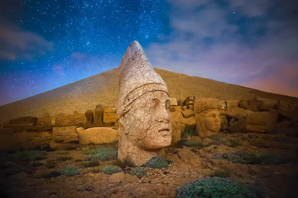 stock image Nemrut mount, Turkey - Ancient stone heads representing the gods of the Kommagene kingdom