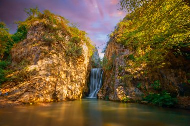 Bursa, Türkiye 'de yer alan Yarhisar Şelalesi önemli bir turizm bölgesi..