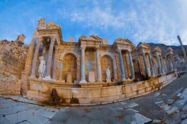 Sagalassos Eski Şehir. Türkiye 'nin Burdur ilçesindeki antik Sagalassos kentinde kalan Roma binasının kalıntıları görülüyor.