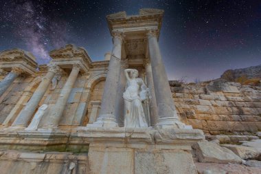 Sagalassos Eski Şehir. Türkiye 'nin Burdur ilçesindeki antik Sagalassos kentinde kalan Roma binasının kalıntıları görülüyor.