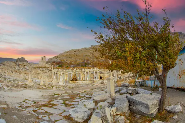 Sagalassos Eski Şehir. Türkiye 'nin Burdur ilçesindeki antik Sagalassos kentinde kalan Roma binasının kalıntıları görülüyor.