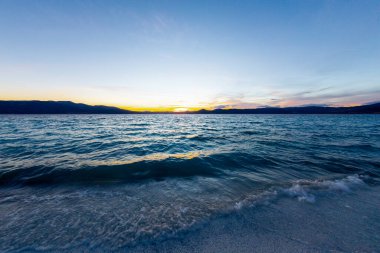 Salda Gölü 'nün durgun güzelliği kristal berrak turkuaz suları ve çarpıcı çevresel manzarasıyla büyüleyici bir manzara..