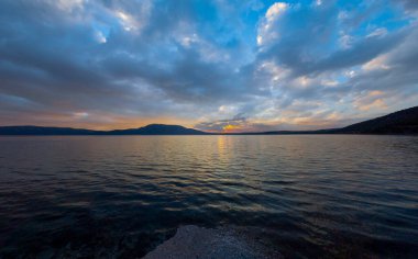 Salda Gölü 'nün durgun güzelliği kristal berrak turkuaz suları ve çarpıcı çevresel manzarasıyla büyüleyici bir manzara..