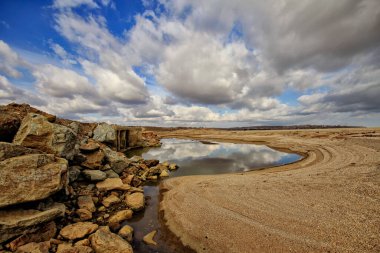 Salda Gölü 'nün durgun güzelliği kristal berrak turkuaz suları ve çarpıcı çevresel manzarasıyla büyüleyici bir manzara..