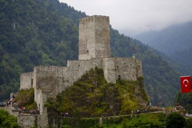 Arka planda Camlhemsin, Rize ve Kackar Dağları 'nda tarihi Zilkale (Zil Kale) yer alıyor