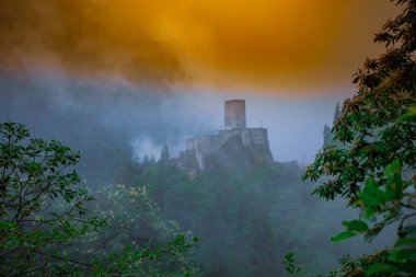 Arka planda Camlhemsin, Rize ve Kackar Dağları 'nda tarihi Zilkale (Zil Kale) yer alıyor