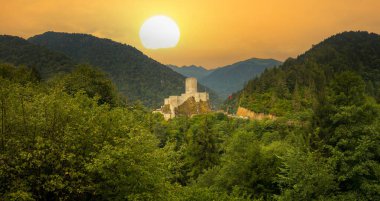 Arka planda Camlhemsin, Rize ve Kackar Dağları 'nda tarihi Zilkale (Zil Kale) yer alıyor