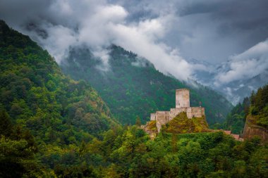Arka planda Camlhemsin, Rize ve Kackar Dağları 'nda tarihi Zilkale (Zil Kale) yer alıyor