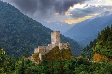 Arka planda Camlhemsin, Rize ve Kackar Dağları 'nda tarihi Zilkale (Zil Kale) yer alıyor