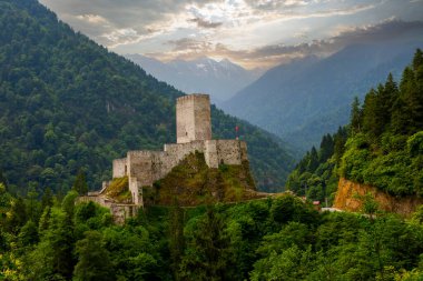 Arka planda Camlhemsin, Rize ve Kackar Dağları 'nda tarihi Zilkale (Zil Kale) yer alıyor
