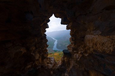 Tarihi Palu Kalesi manzarası. Kale, kayaların üzerine inşa edilmiş. Urartian döneminden kalma. Urarlı kral Menuas tarafından inşa edildi. Elazığ, Trkiye.