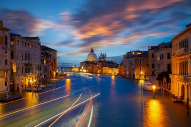 Venedik 'te Büyük Kanal ve Bazilika Santa Maria della Salute manzarası