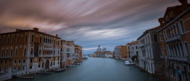 Venedik 'te Büyük Kanal ve Bazilika Santa Maria della Salute manzarası