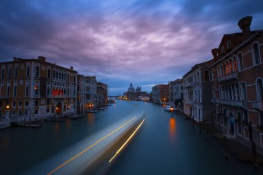 Venedik 'te Büyük Kanal ve Bazilika Santa Maria della Salute manzarası