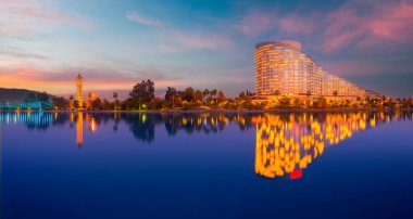 Adana 'daki Sabancı Merkez Camisi (Türkçe: Sabancı Merkez Cami) ve Seyhan Nehri. Türkiye 'nin mavi gökyüzüne sahip en büyük camii.