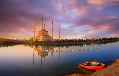Adana 'daki Sabancı Merkez Camisi (Türkçe: Sabancı Merkez Cami) ve Seyhan Nehri. Türkiye 'nin mavi gökyüzüne sahip en büyük camii.