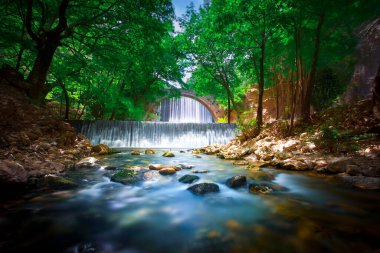 Eski taş, kemerli köprü, Palaiokaria, Trikala vilayeti, Thessaly, Yunanistan 'daki iki şelale arasında.