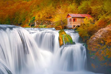 Bosna-Hersek 'in Kulen Vakuf kenti yakınlarındaki Una Ulusal Parkı' nda çağlayan Strbacki buk şelaleli Una kanyonu