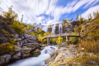 Türkiye 'nin Erzurum ilçesinde yer alan Tortum Şelalesi, ülkenin en büyük şelalelerinden biri..