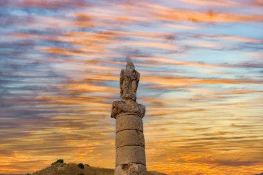 Karakus Tumulus (Anıt Mezar). Tumulus inşaatı, Commagene Kraliyet Ailesi 'nin geleneksel bir anıt mezarıdır. UNESCO Dünyası