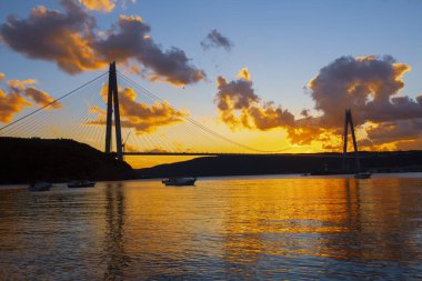 Yavuz Sultan Selim Köprüsü, İstanbul, Türkiye. İstanbul Boğazı 'nın mavi gökyüzüne sahip 3. köprüsü.