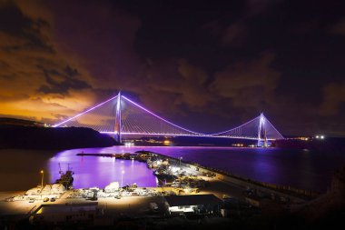 Yavuz Sultan Selim Köprüsü, İstanbul, Türkiye. İstanbul Boğazı 'nın mavi gökyüzüne sahip 3. köprüsü.