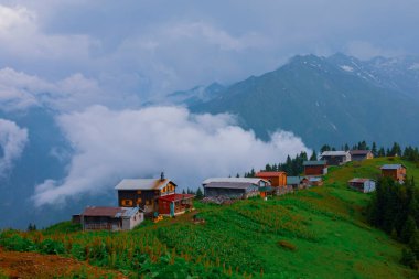 Kackar Dağları ile POKUT Plateau panoramik görüntüsü. Bu plato, Rize 'nin Camlihemsin ilçesinde yer almaktadır. Kackar Dağları bölgesi.