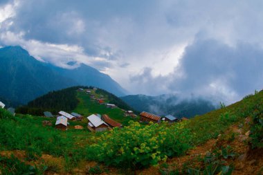 Kackar Dağları ile POKUT Plateau panoramik görüntüsü. Bu plato, Rize 'nin Camlihemsin ilçesinde yer almaktadır. Kackar Dağları bölgesi.