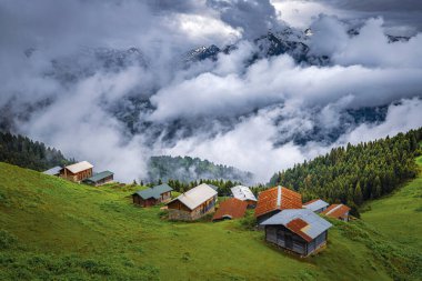 Kackar Dağları ile POKUT Plateau panoramik görüntüsü. Bu plato, Rize 'nin Camlihemsin ilçesinde yer almaktadır. Kackar Dağları bölgesi.