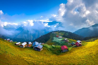 Kackar Dağları ile POKUT Plateau panoramik görüntüsü. Bu plato, Rize 'nin Camlihemsin ilçesinde yer almaktadır. Kackar Dağları bölgesi.