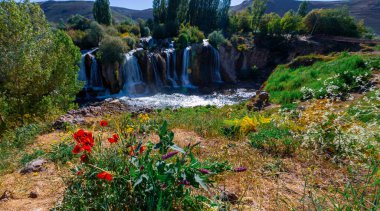 Muradiye Şelaleleri (Doğu Anadolu, Van Gölü 'ne 80 km uzaklıkta).