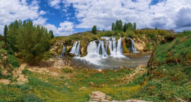 Muradiye Şelaleleri (Doğu Anadolu, Van Gölü 'ne 80 km uzaklıkta).