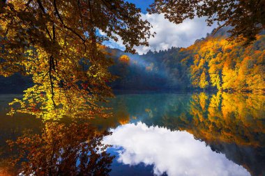 Sonbahar orman manzarası Yedigoller Ulusal Parkı 'ndaki suya yansıyor. Bu da yedi göl anlamına geliyor.