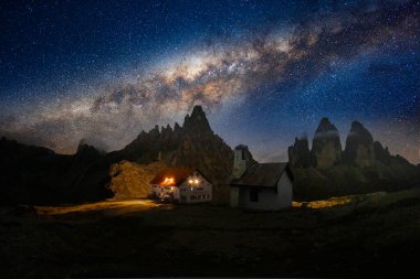 Gün batımında güzel bir göl ve iskele. Ayancik ilçesindeki Akgol Gölü