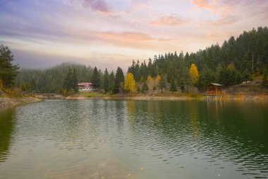 Gün batımında güzel bir göl ve iskele. Ayancik ilçesindeki Akgol Gölü