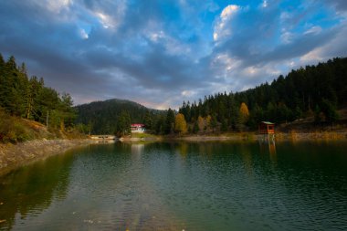 Gün batımında güzel bir göl ve iskele. Ayancik ilçesindeki Akgol Gölü