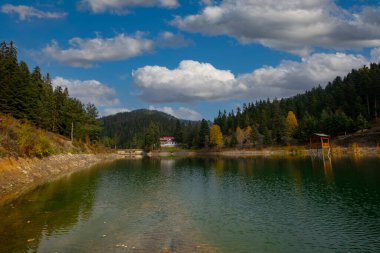 Gün batımında güzel bir göl ve iskele. Ayancik ilçesindeki Akgol Gölü