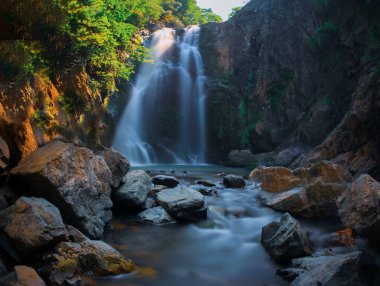 Ormanın derinliklerinde muhteşem bir şelale. Sudusen, Yalova, Bursa.