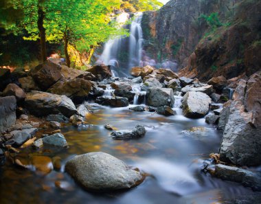 Ormanın derinliklerinde muhteşem bir şelale. Sudusen, Yalova, Bursa.