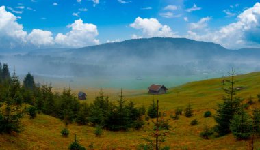 Geroldsee Gölü 'nün Panorama' sı Bavyera Alpleri 'nde bir yaz sabahı