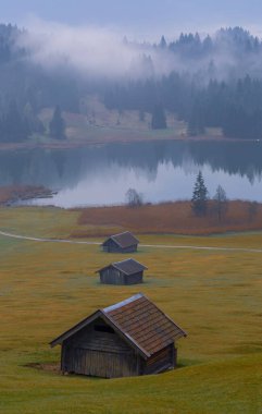 Geroldsee Gölü 'nün Panorama' sı Bavyera Alpleri 'nde bir yaz sabahı