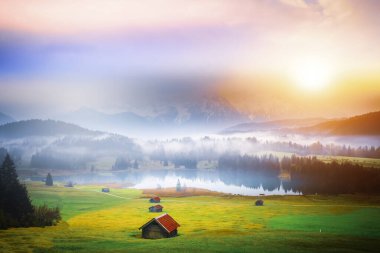 Geroldsee Gölü 'nün Panorama' sı Bavyera Alpleri 'nde bir yaz sabahı