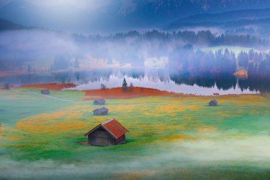 Geroldsee Gölü 'nün Panorama' sı Bavyera Alpleri 'nde bir yaz sabahı