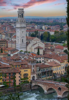 Verona 'nın şehir manzarası, UNESCO Dünya Mirası, Castel San Pietro, Verona, Veneto, İtalya, Avrupa