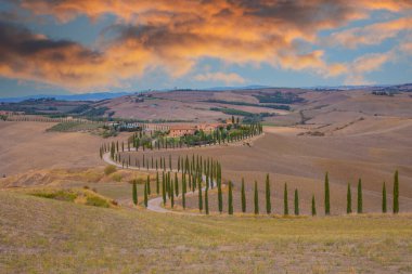 Tuscany, İtalya 'da gün doğumuyla birlikte manzara manzarası