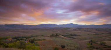 Tuscany, İtalya 'da gün doğumuyla birlikte manzara manzarası